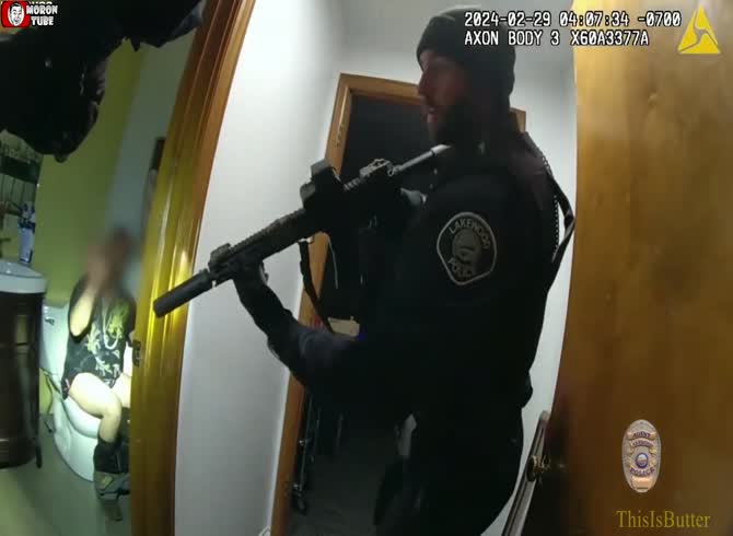 Video :Police discover a man with his trousers down stealing a toilet